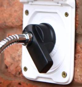 Schwarzer Kippschalter für die Duschwand im Haushalt